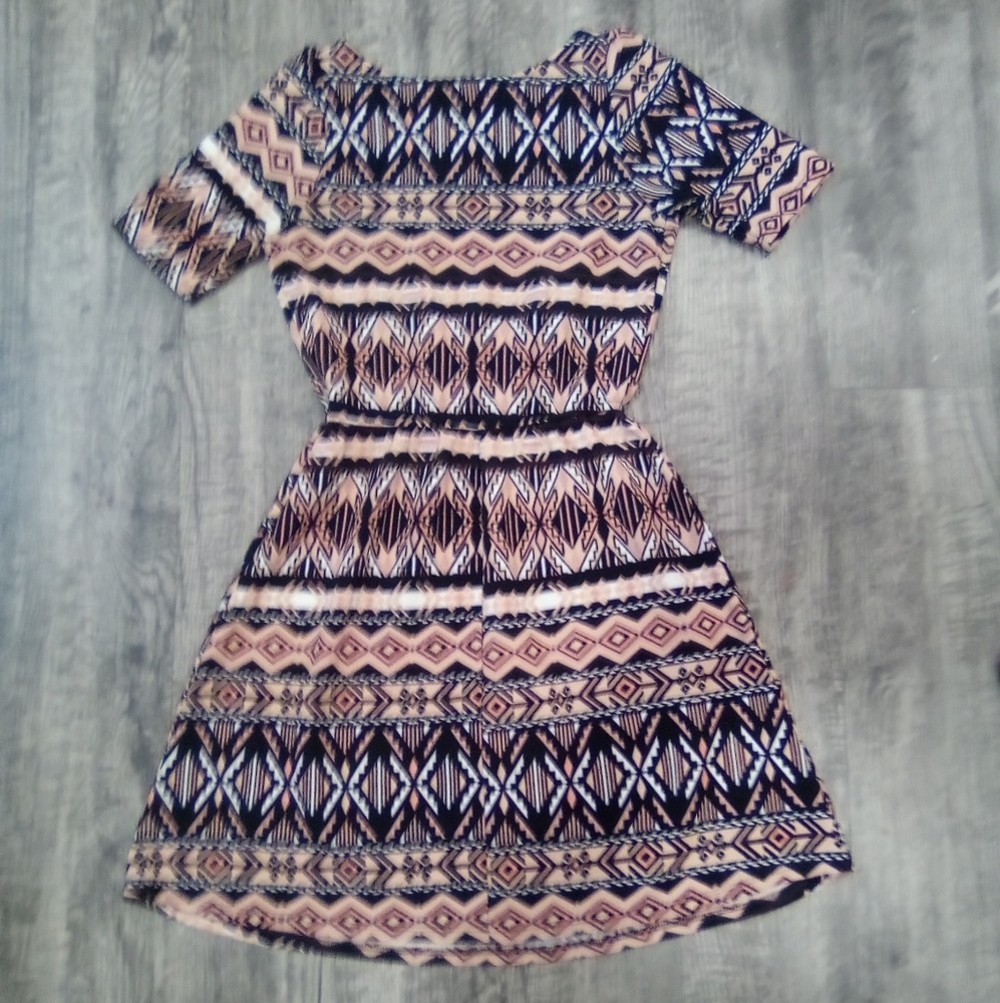 Francecas Buttons Geometric Patterned Dress - Picture 6 of 9